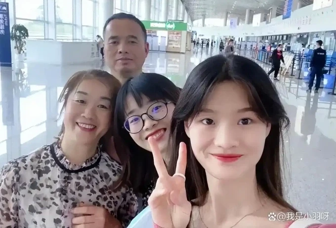 Lou Fuli và gia đình. Ảnh: Zhuanlan