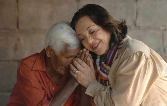 Albina du Boisrouvray đến thăm người dân nghèo ở Thái Lan năm 2008. Ảnh: JDD