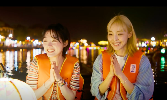 Cảnh hai nhân vật chính thả đèn hoa đăng trên sông Hoài, ở tập tám As You Stood By. Ảnh: Netflix