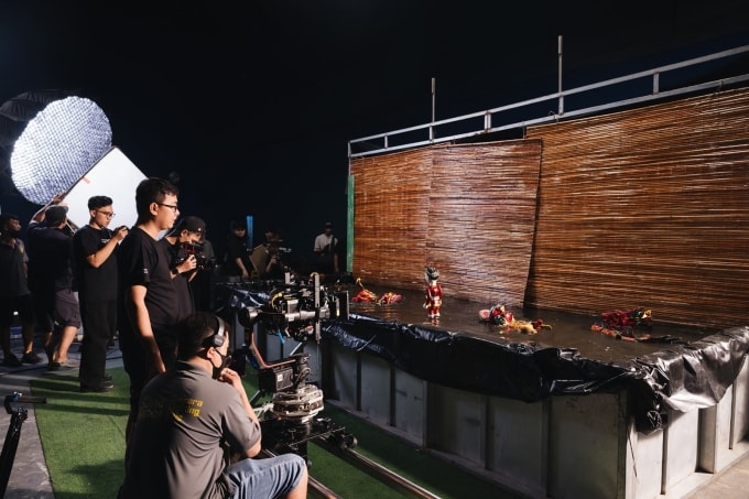 Hậu trường ê kíp thực hiện cảnh quay múa rối nước trong MV.
