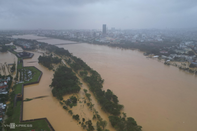 Đường Lê Duẩn (TP Huế) ngập trong lũ ngày 28/10. Ảnh: Võ Thạnh