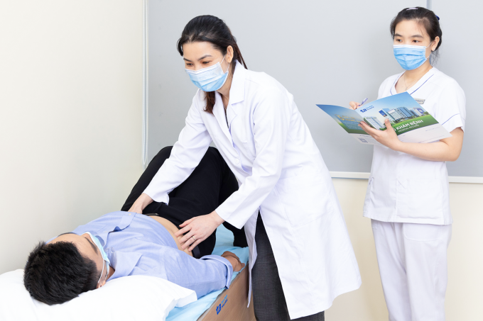 Bác sĩ Oanh khám bụng cho người bệnh. Ảnh minh họa: Bệnh viện Đa khoa Tâm Anh