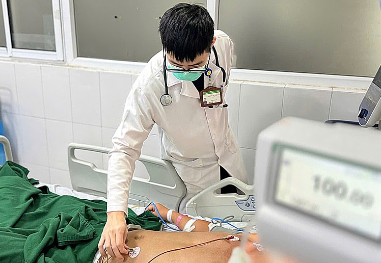 Bác sĩ điều trị bệnh nhân. Ảnh: Bệnh viện cung cấp