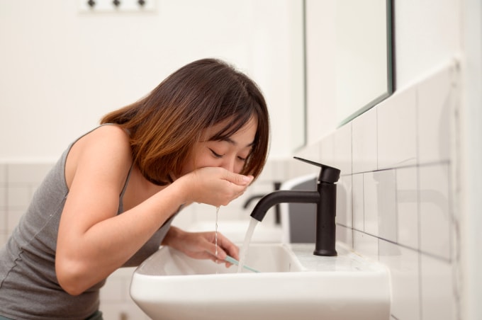 Lười đánh răng, vệ sinh răng miệng không đúng cách dễ làm vi khuẩn tích tụ trên răng, nướu dễ gây sâu răng, mắc bệnh về đường hô hấp, tiểu đường, tim mạch. Ảnh: Vecteezy