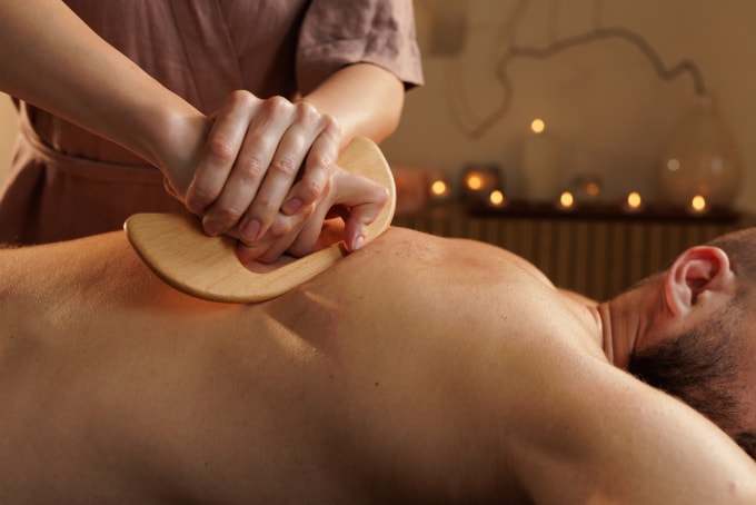 Theo Đông y, cạo gió đúng có thể giúp giãn cơ, giảm mệt mỏi, thúc đẩy trao đổi chất nhưng không giúp ngừa mắc cúm A và tiềm ẩn nhiều nguy cơ nếu áp dụng với trẻ nhỏ. Ảnh: Vecteezy