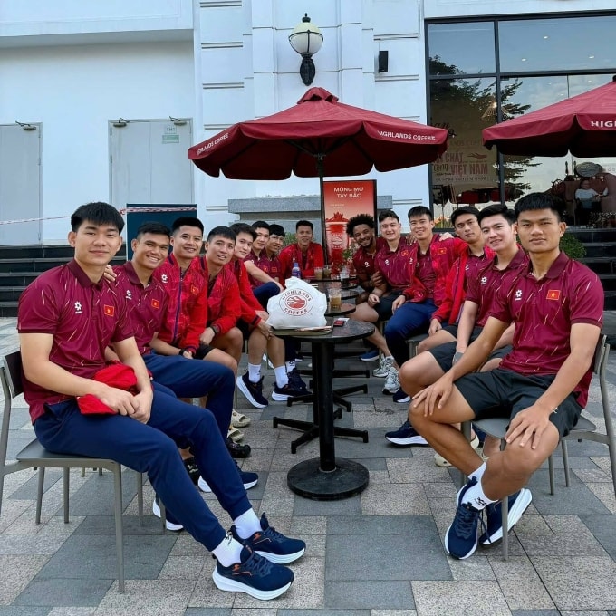 Các tuyển thủ Việt Nam đi uống cafe tại một trung tâm thương mại ở Việt Trì, Phú Thọ ngày 13/11/2025. Ảnh: Facebook/Đỗ Duy Mạnh