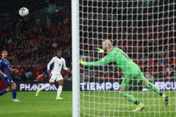 Eberechi Eze cứa lòng về góc cao ấn định tỷ số. Ảnh: Reuters