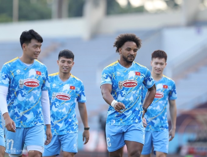 Tiền đạo nhập tịch gốc Brazil Nguyễn Xuân Son (thứ hai từ phải sang) tập luyện cùng đội tuyển Việt Nam tại sân Việt Trì, Phú Thọ ngày 12/11/2025. Ảnh: Hiếu Lương