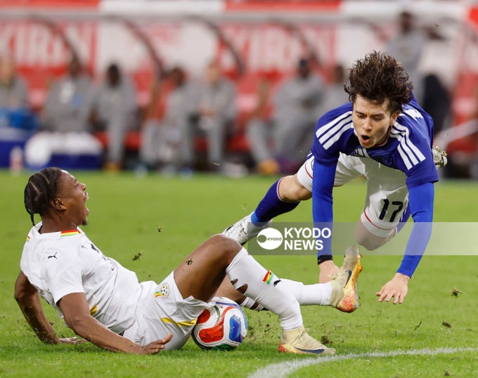 Abu Francis (áo trắng) gãy chân phải sau va chạm với Ao Tanaka trong trận giao hữu Ghana thua Nhật Bản 0-2 ở sân Toyota, Nhật Bản ngày 14/11/2025. Ảnh: Kyodo News