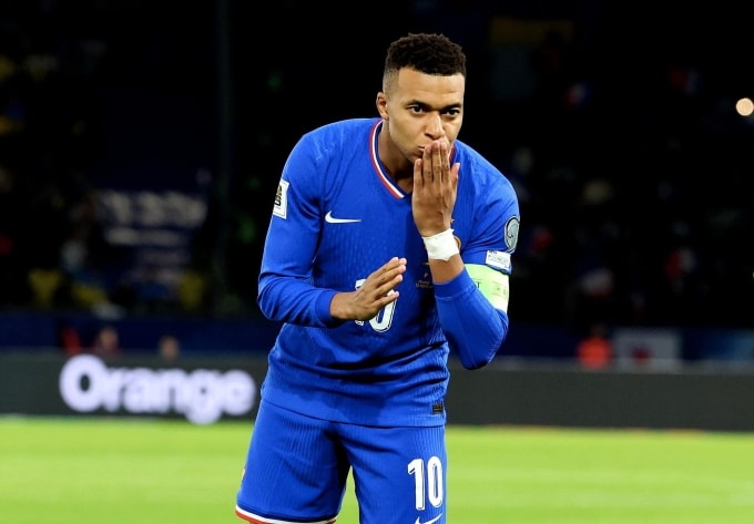 Mbappe mừng bàn trong trận Pháp 4-0 Ukraine ở vòng loại World Cup tối 13/11, trên sân Parc des Princes, Paris, Pháp. Ảnh: LP
