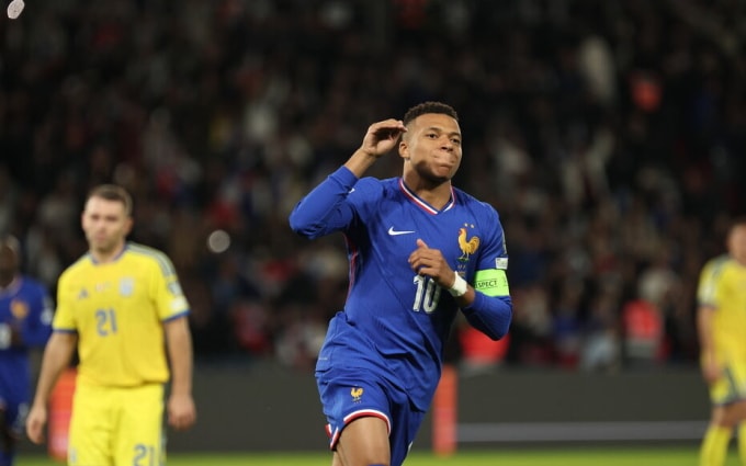 Mbappe mừng bàn trong trận Pháp 4-0 Ukraine ở vòng loại World Cup tối 13/11. Ảnh: LP