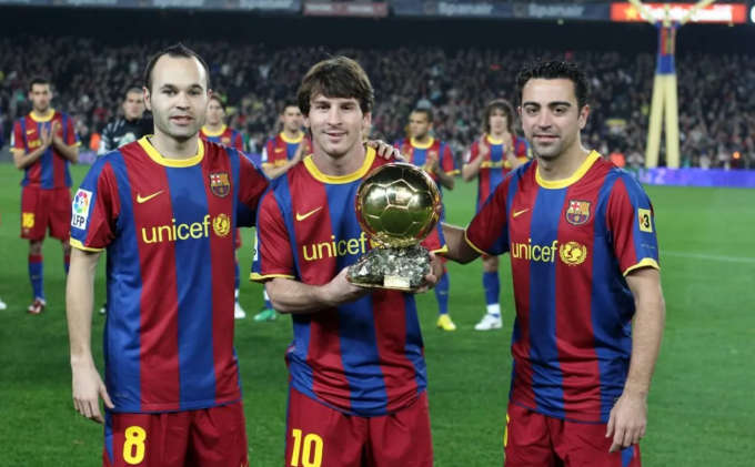 Andres Iniesta, Lionel Messi và Xavi (từ trái qua) trong ngày ngôi sao Argentina nâng Quả Bóng Vàng 2010 tại Camp Nou. Ảnh: FC Barcelona