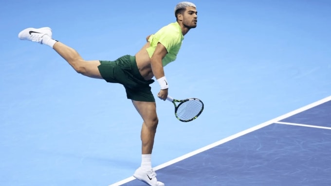 Alcaraz giao bóng trong trận gặp Musetti, tại nhà thi đấu Inalpi Arena, Turin, Italy hôm 13/11. Ảnh: Reuters