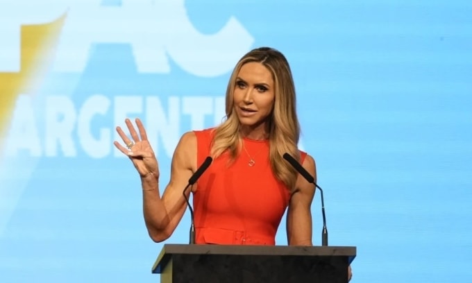 Lara Trump phát biểu trong một hội nghị ở Buenos Aires, Argentina, hồi tháng 12/2024. Ảnh: AP