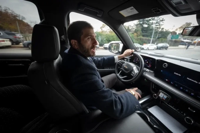 Phóng viên New York lái thử xe gắn thiết bị giới hạn tốc độ, ngày 12/11. Ảnh: NYP