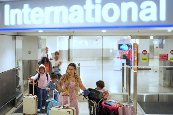 Hành khách quốc tế nhập cảnh vào Mỹ tại sân bay Miami ngày 9/6. Ảnh: AP