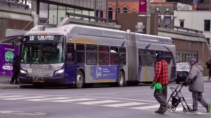 Xe buýt hai thân cỡ lớn trên đường phố Hamilton, Ontario, Canada. Ảnh: CBC