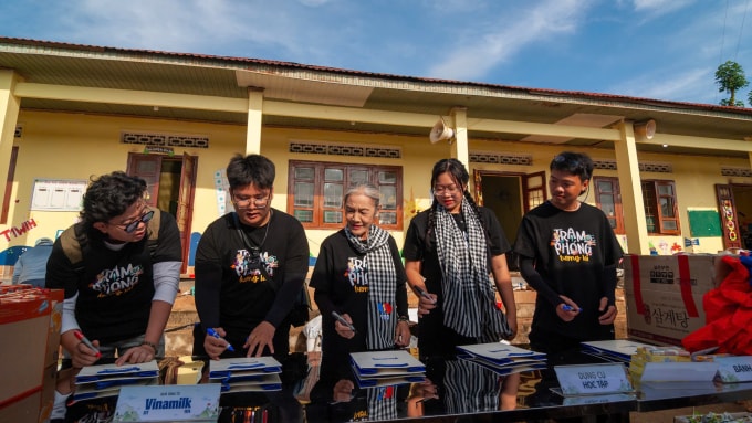 Diễn viên gạo cội Thanh Hiền (thứ ba) tham gia khánh thành trường mầm non Bon Jun Juh, Lâm Đồng, hôm 4/10. Ảnh: Nhân vật cung cấp