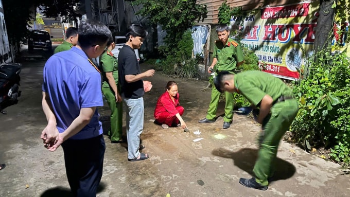 Phương (áo đỏ) thực nghiệm lại hiện trường. Ảnh: Thái Hà