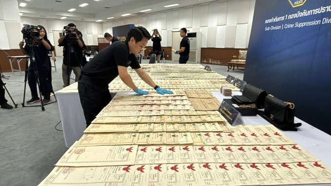 Loạt giấy chứng nhận quyền sở hữu đất giới chức thu được từ chùa Wat Phra Bat Nam Phu ở tỉnh Lopburi, Thái Lan. Ảnh: Nation