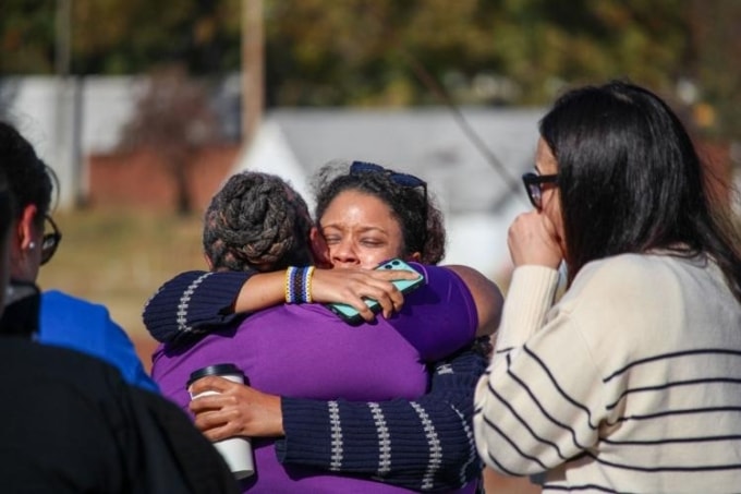 Gia đình và những người ủng hộ Tremane Wood bật khóc vui mừng khi nhận tin khoan hồng. Ảnh: McAlesternews