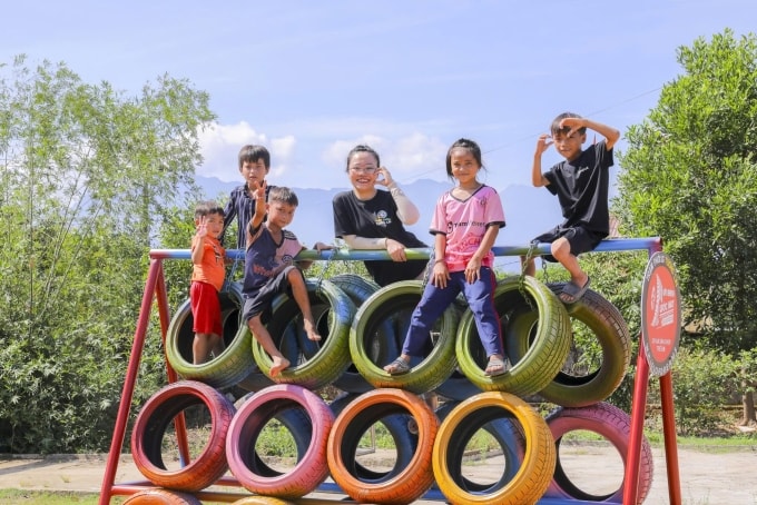 Các thành viên dự án tại lễ khánh thành điểm trường mầm non Bon Jun Juh (xã Đức Lập, Lâm Đồng).