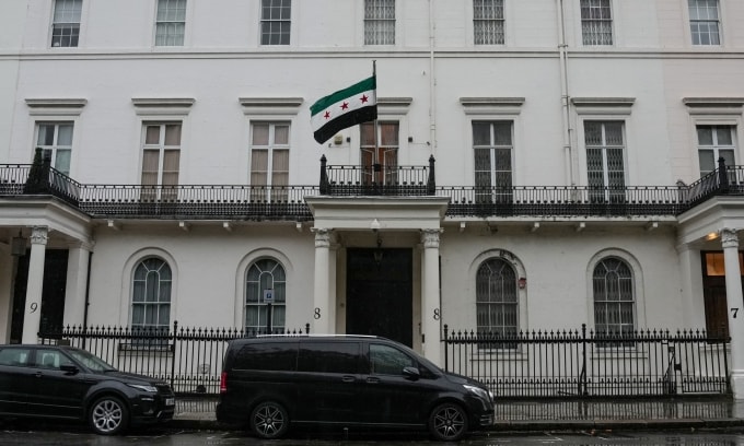 Cờ Syria tung bay bên ngoài đại sứ quán nước này ở thủ đô London, Anh, hôm 14/11, một ngày sau khi được mở lại. Ảnh: AFP