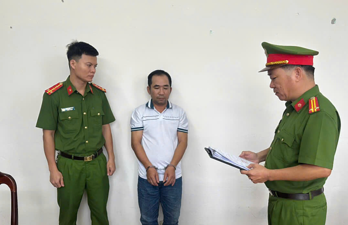 Cơ quan cảnh sát điều tra đọc lệnh bắt giam bị can Hùng. Ảnh: Công an cung cấp