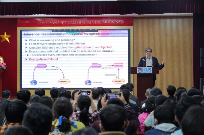 Buổi chia sẻ thuộc Chuỗi Đối thoại Khám phá tương lai VinFuture của GS. Yann LeCun, Chủ nhân Giải thưởng chính VinFuture 2024 tại trường Đại học Khoa học Tự nhiên. Ảnh: VFP