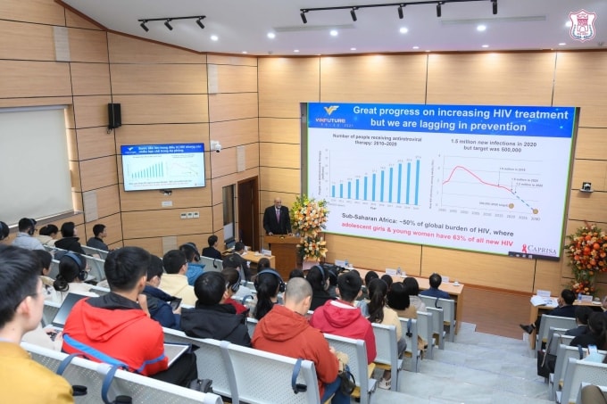 Buổi chia sẻ của GS. Salim S. Abdool Karim - chủ nhân Giải Đặc biệt VinFuture 2021 tại trường Đại học Y Hà Nội năm 2023. Ảnh: VFP