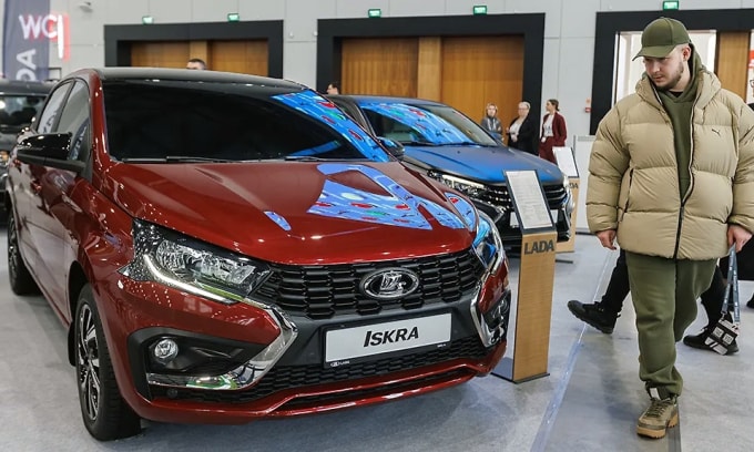 Khách hàng đang xem xe tại một đại lý Lada ở Nga. Ảnh: TASS