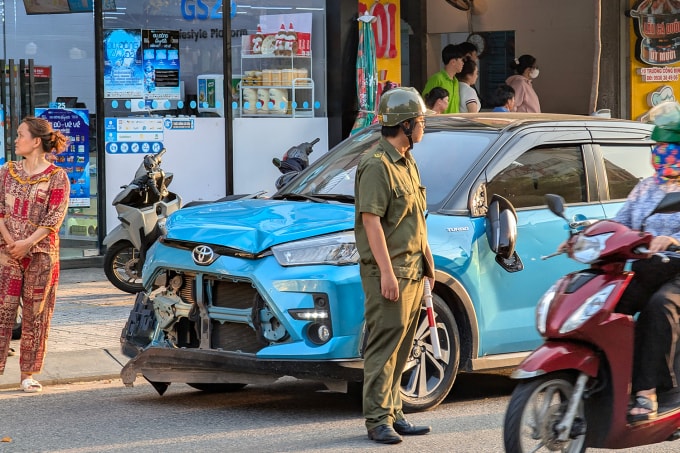 Ôtô bị hư hỏng phần đầu, đậu cách hiện trường vài mét. Ảnh: Trường Hà