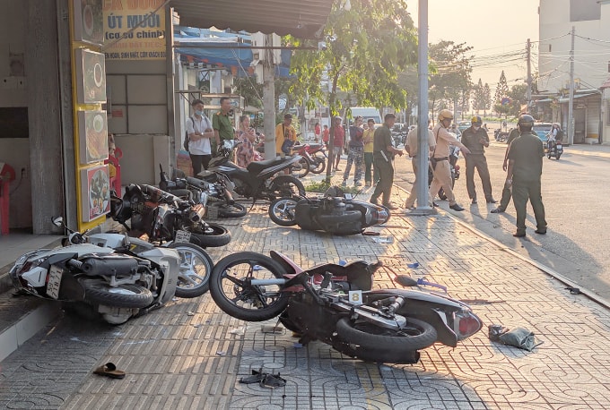 Xe máy ngã trên vỉa hè sau tai nạn. Ảnh: Trường Hà