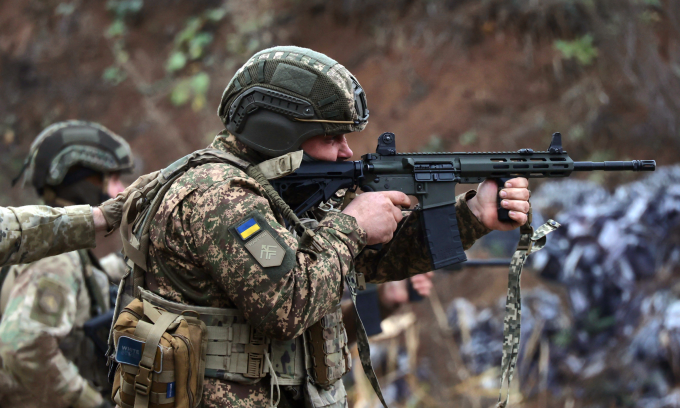 Quân nhân Ukraine tham gia huấn luyện bắn súng tại tỉnh Kharkov hồi tháng 10. Ảnh: AFP