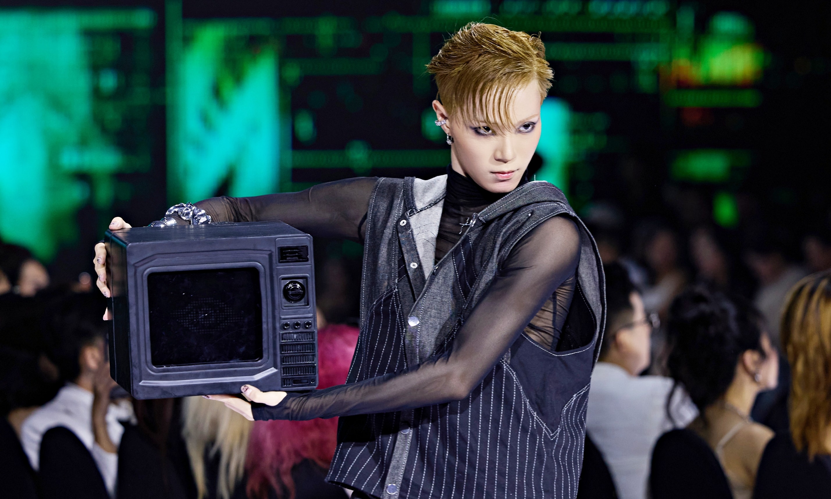 Dũng D.x trình diễn ở Tuần thời trang Quốc tế Việt Nam