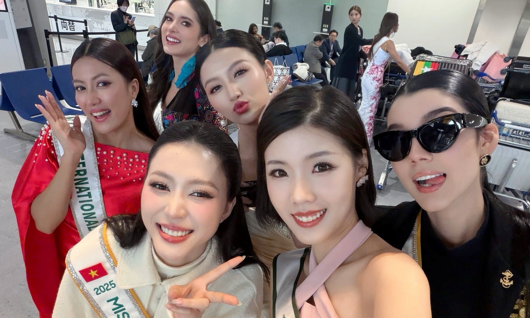 Kiều Duy năng động bên các thí sinh Miss International