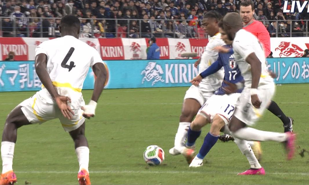 Tuyển thủ Nhật Bản không may sút gãy chân đối thủ