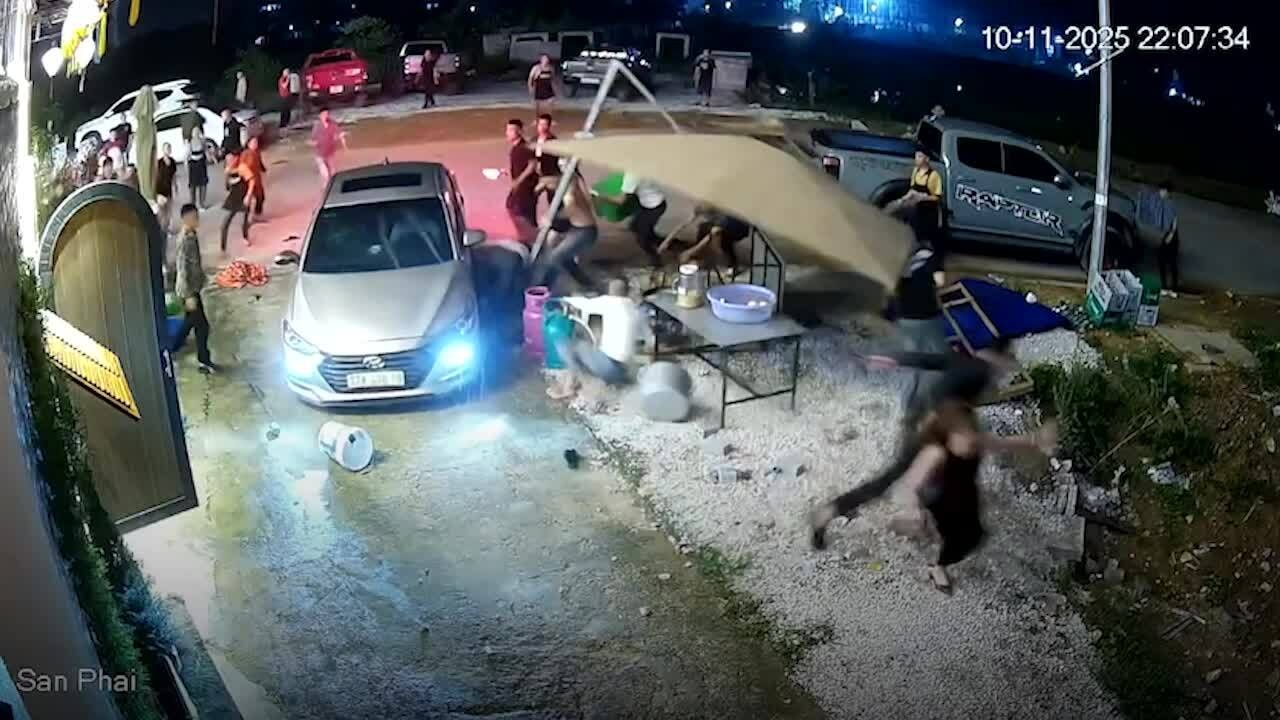Giây phút náo loạn tại quán ốc khi tài xế lao xe tông người, ôtô bị vây đập