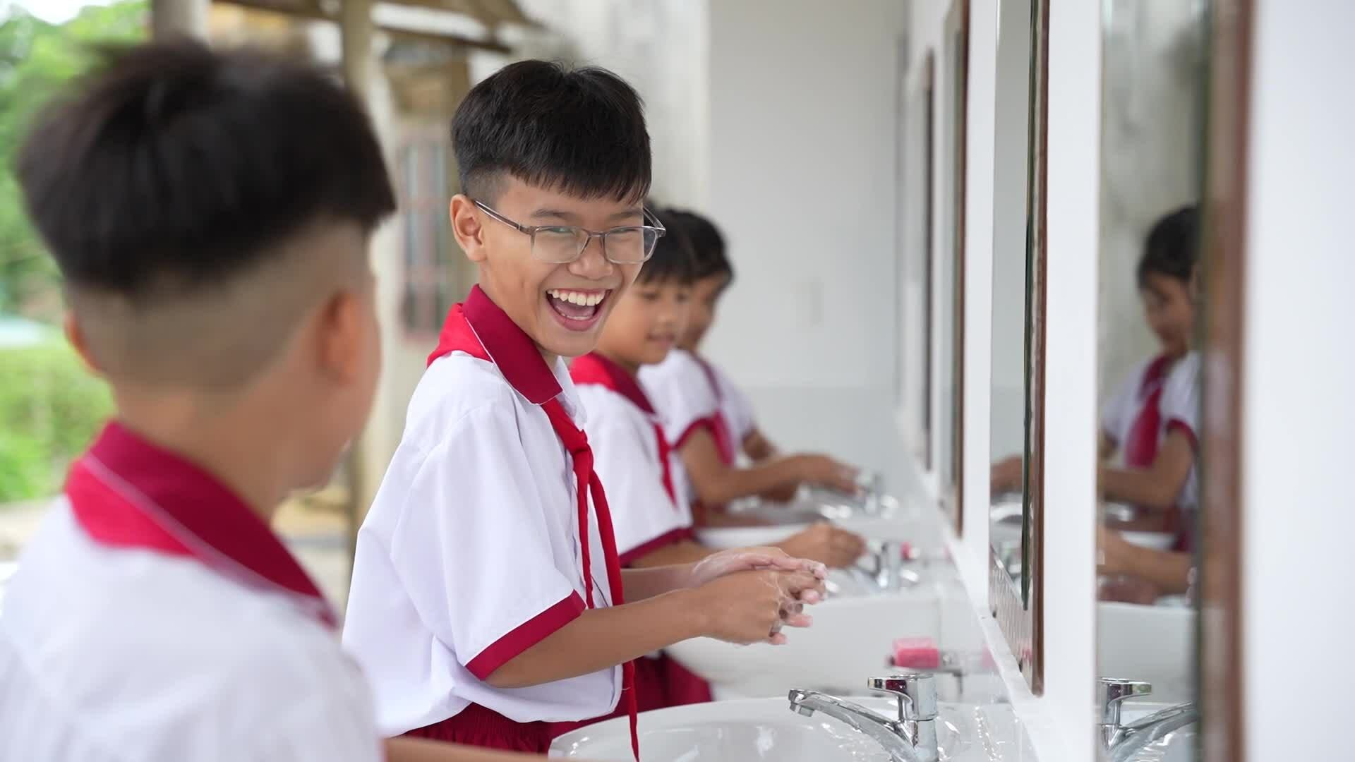 Học sinh 'tự tin hơn' khi có nhà vệ sinh mới