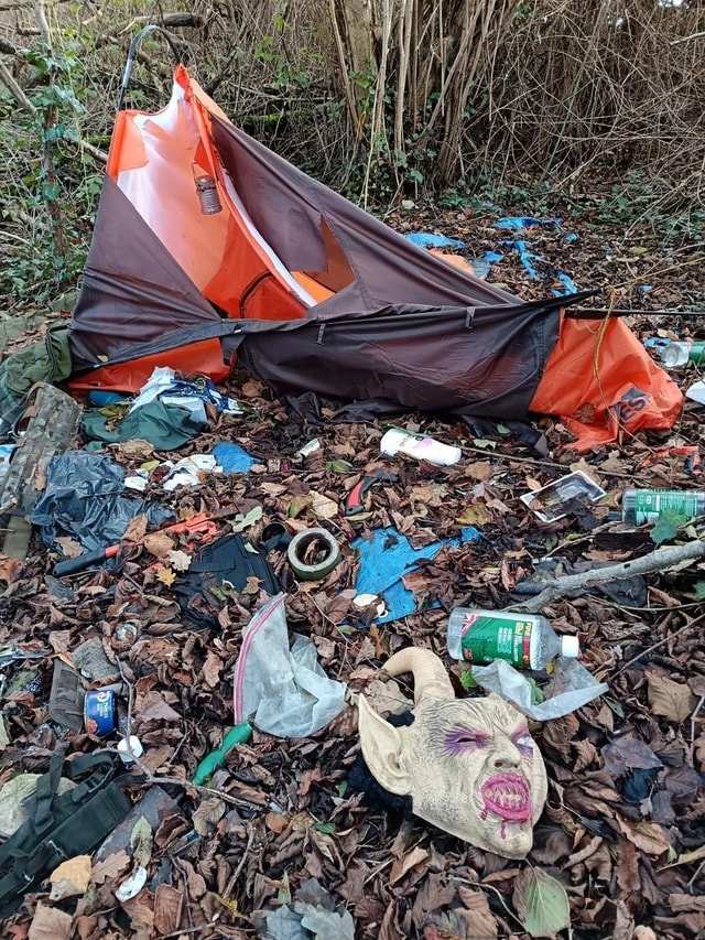 Người đàn ông phát hiện thứ đáng sợ trong rừng khiến dân mạng xôn xao - Ảnh 1.