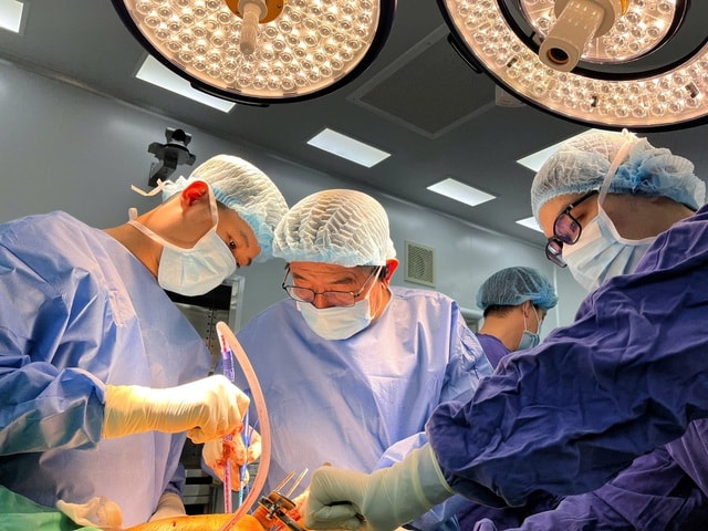 Ca phẫu thuật “hai trong một” giúp bệnh nhân thoái hoá khớp gối nặng đi lại bình thường sau nhiều năm đau đớn - Ảnh 1.