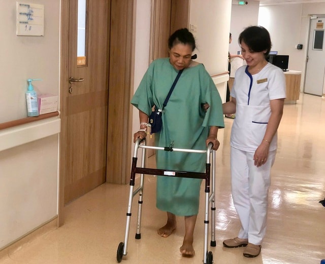 Ca phẫu thuật “hai trong một” giúp bệnh nhân thoái hoá khớp gối nặng đi lại bình thường sau nhiều năm đau đớn - Ảnh 2.