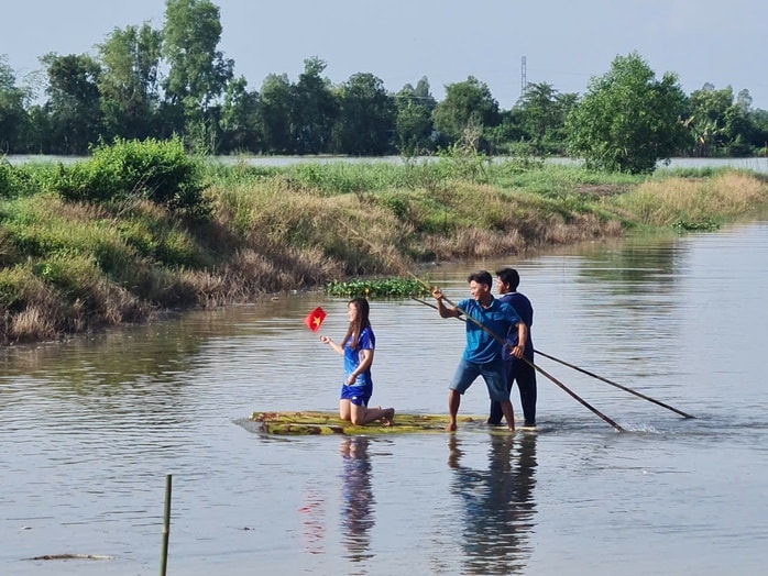 CLIP: Rộn ràng trò chơi thi bắt vịt mùa nước nổi ở An Giang - Ảnh 2.
