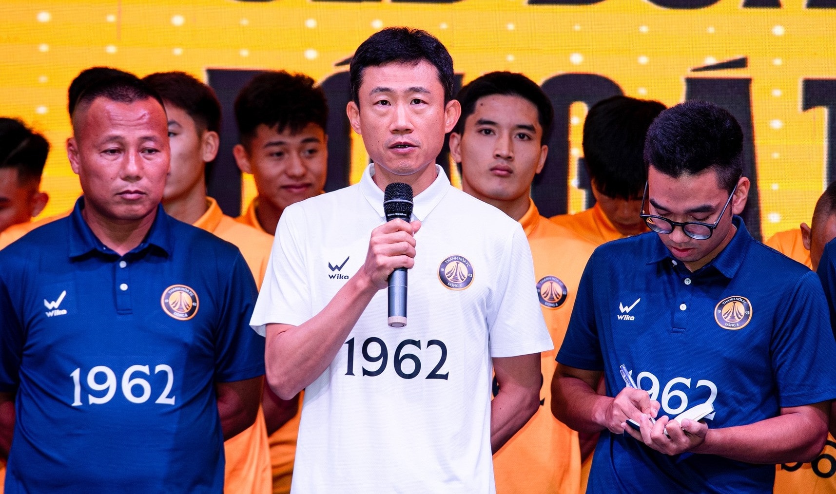 HLV Choi Won Kwon chia tay Đông Á Thanh Hóa.