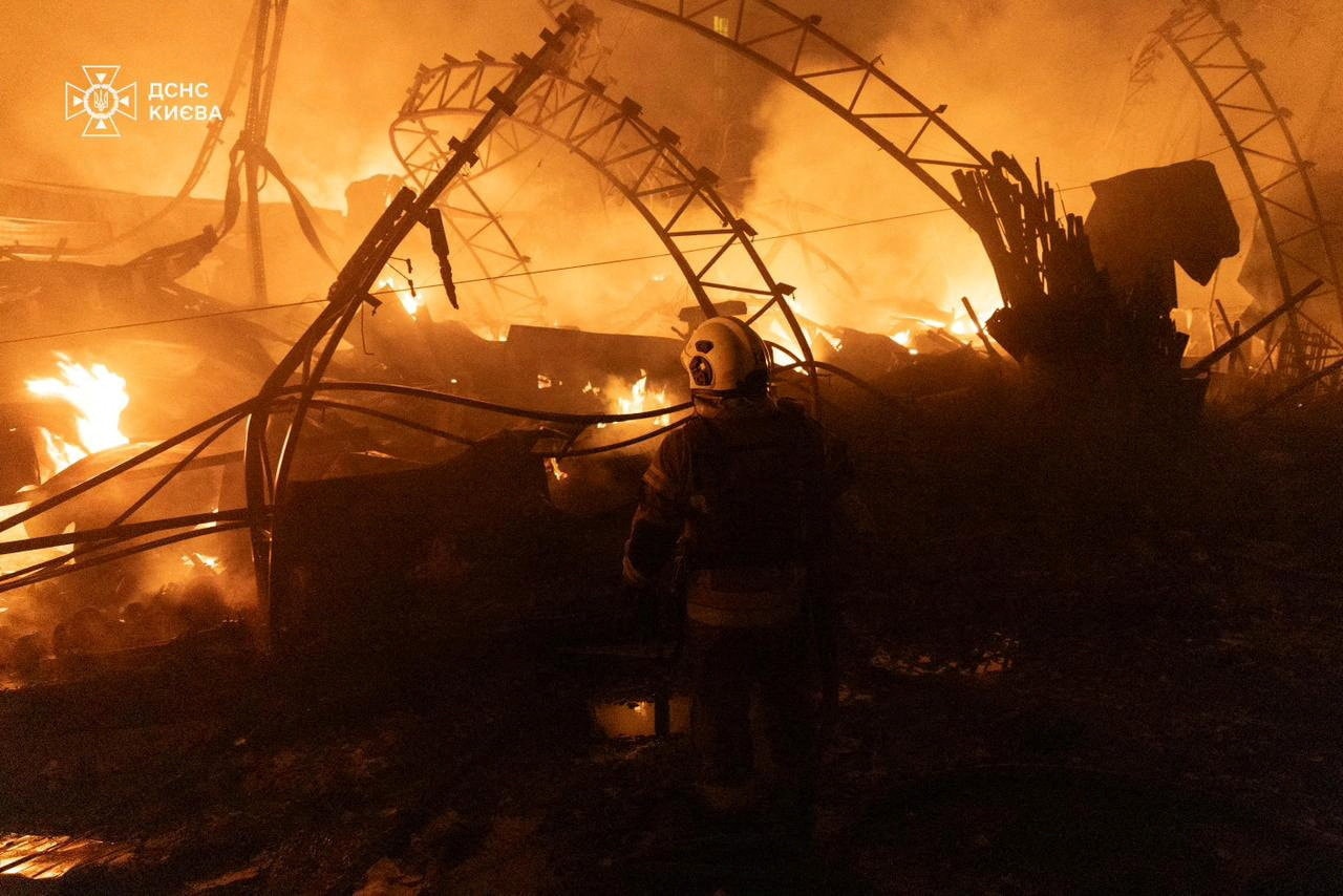 Hiện trường một vụ tập kích bằng UAV của Nga, trong bối cảnh Nga tấn công Ukraine, tại Kyiv (Ukraine) hồi ngày 23/10/2025. (Nguồn: Press Service of the State Emergency Service of Ukraine in Kyiv/Handout qua Reuters)