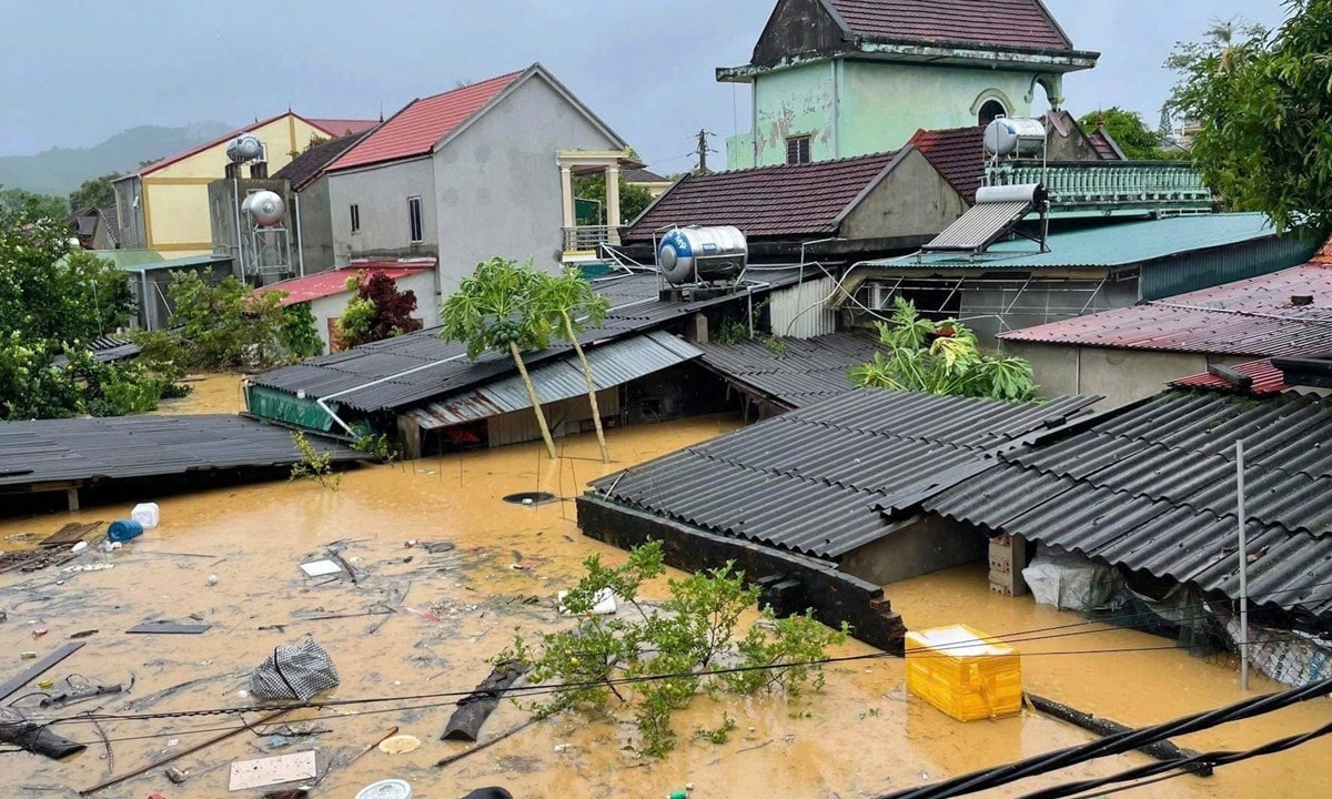 Tại xã Quỳ Châu, tỉnh Nghệ An, nhiều xóm bản chìm trong biển nước, bị cô lập hoàn toàn sau các cơn bão.