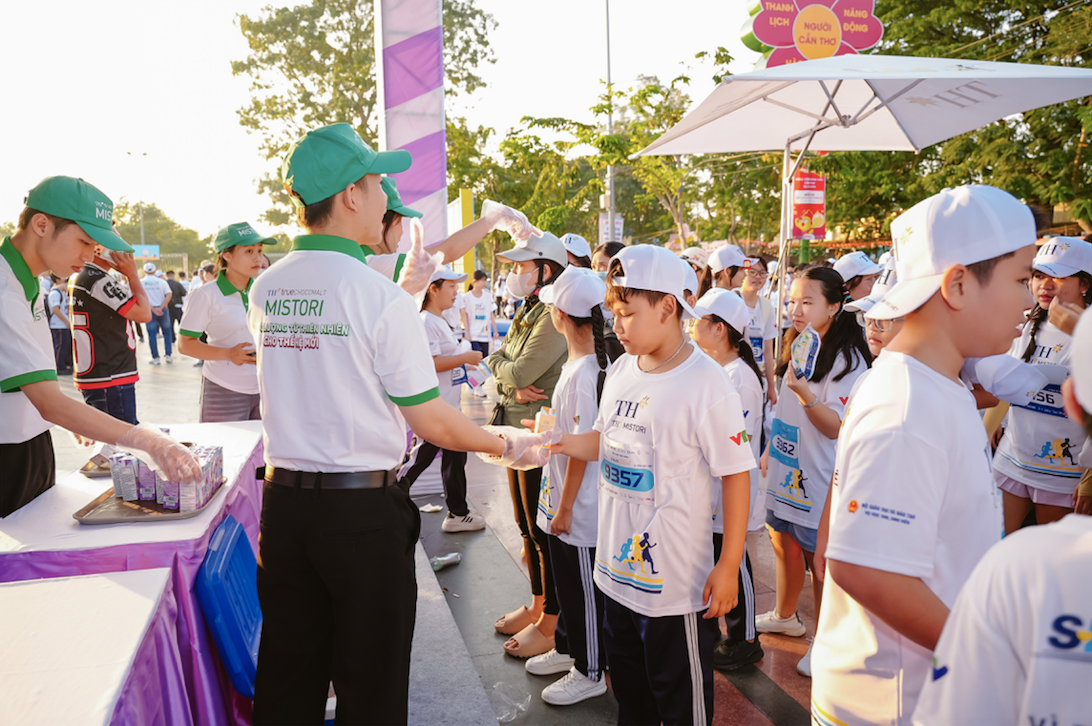 Các VĐV nhí tiếp sức năng lượng tại gian hàng TH MISTORI. (Ảnh: BTC)