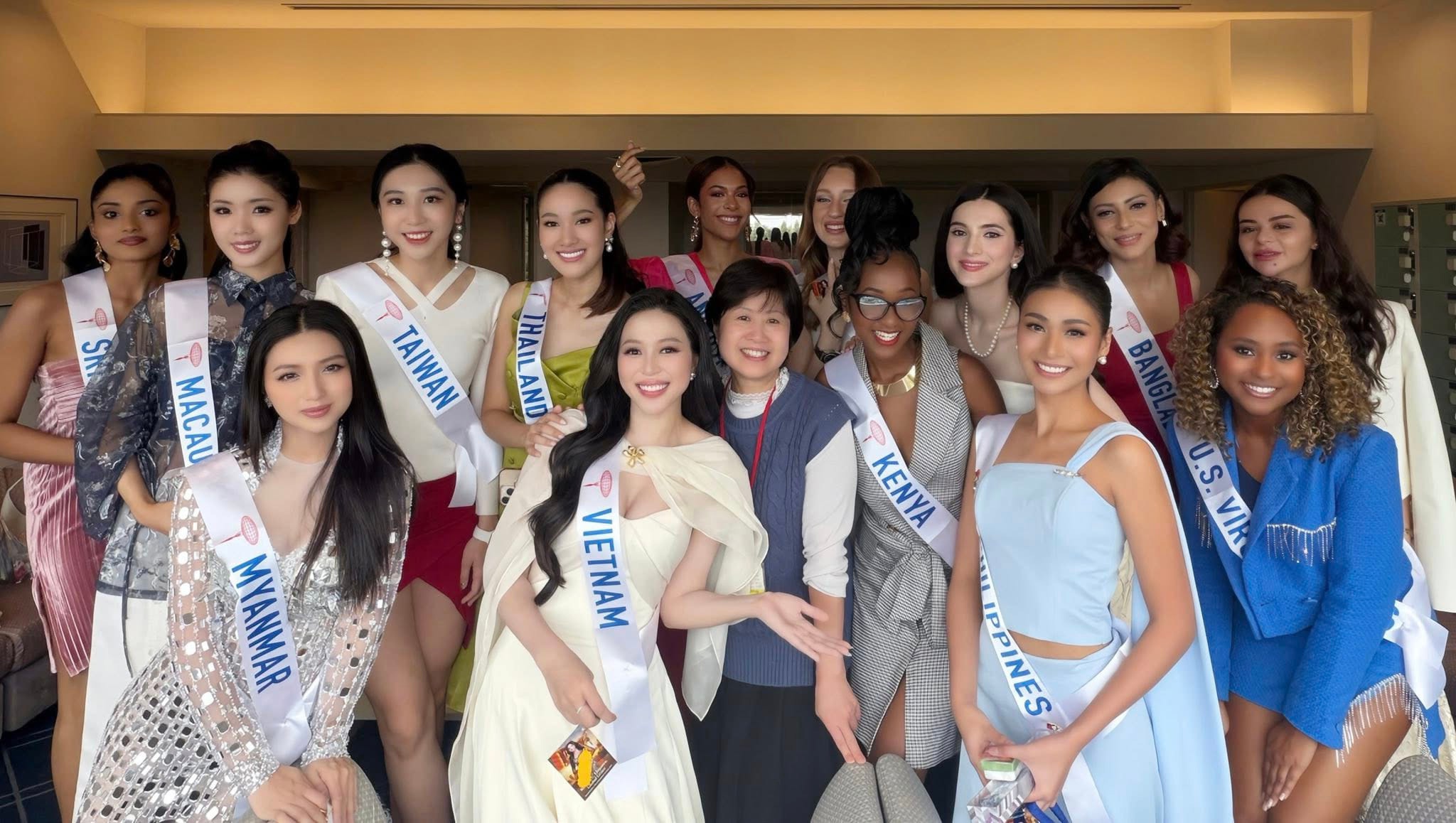 Đại diện Việt Nam giữ phong thái tự tin cùng năng lượng tích cực.