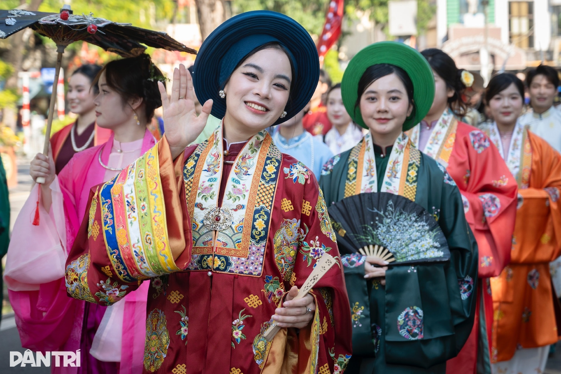 Hơn 1.000 người diễu hành cổ phục, khoe sắc rực rỡ quanh hồ Hoàn Kiếm - 3 Hơn 1.000 người diễu hành cổ phục, khoe sắc rực rỡ quanh hồ Hoàn Kiếm - 3