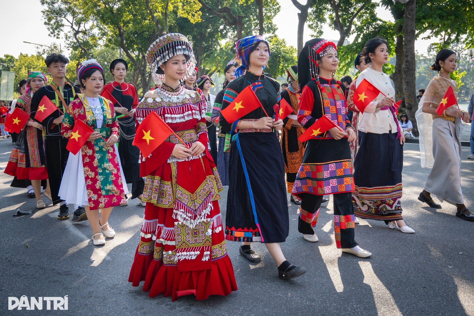 Hơn 1.000 người diễu hành cổ phục, khoe sắc rực rỡ quanh hồ Hoàn Kiếm - 5 Hơn 1.000 người diễu hành cổ phục, khoe sắc rực rỡ quanh hồ Hoàn Kiếm - 5